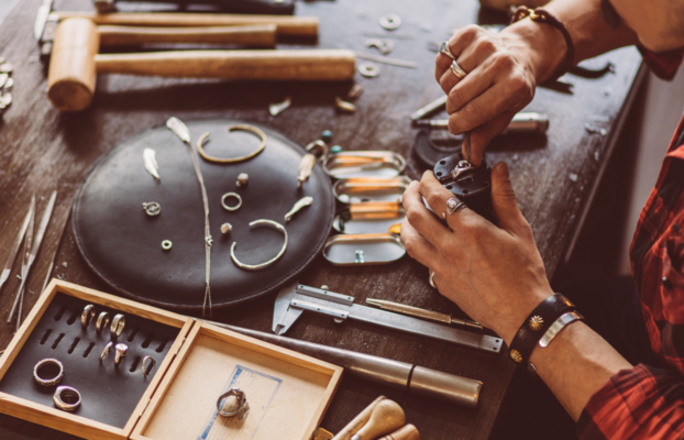 Dropshipping Jewelry: Starting and Scaling Your Business
